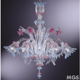 Araña de cristal con detalles azul claro y rosa
