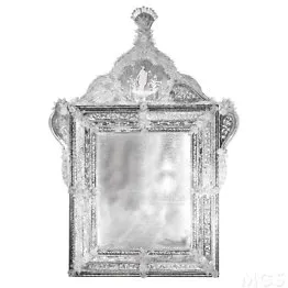 Espejo grabado y antiguo en estilo veneciano.