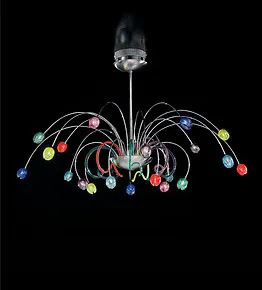 Araña de metal con las tazas de color