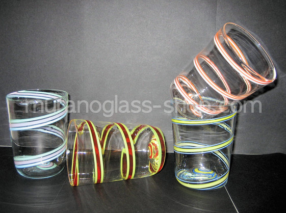 Gafas con bandas de color, Cuatro vasos con bandas de colores