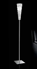 Lámpara de pie en la leche blanca