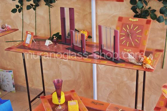 Glass serie de muebles 30, Consola de vidrio de color salmón con azulejos de oro