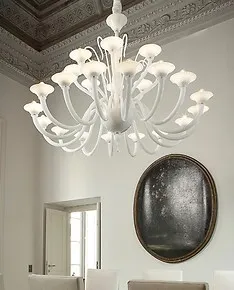 Veinticuatro luces de araña en la leche blanca