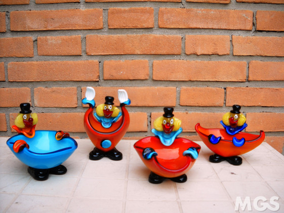 Payaso cenicero, Payaso cenicero