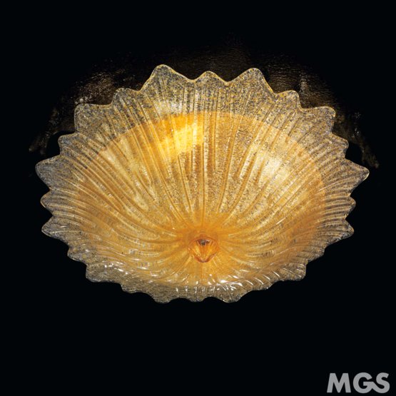 Lámpara de techo de belleza clásica, Plafón en cristal de Murano dorado decorado con tres luces.