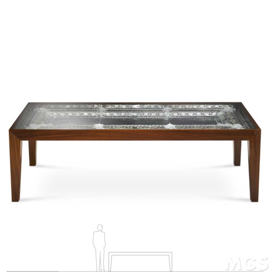 Exposiciones e Mesa, Mesa de palisandro y tapa de cristal transparente con interior.