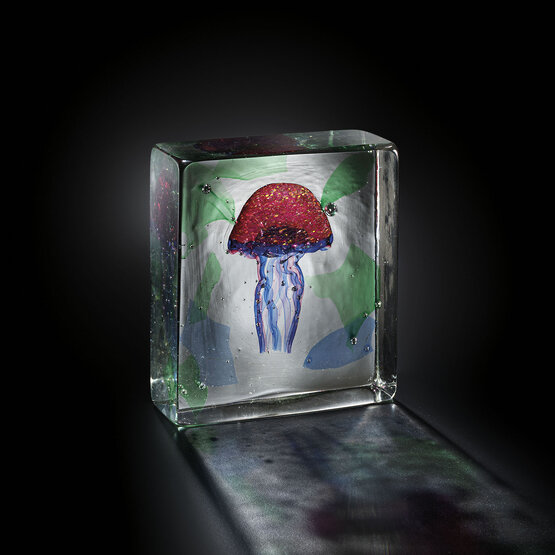 Acuario con medusas, Medusa roja dentro de un bloque de cristal