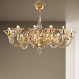 Araña de ocho luces con decoración dorada
