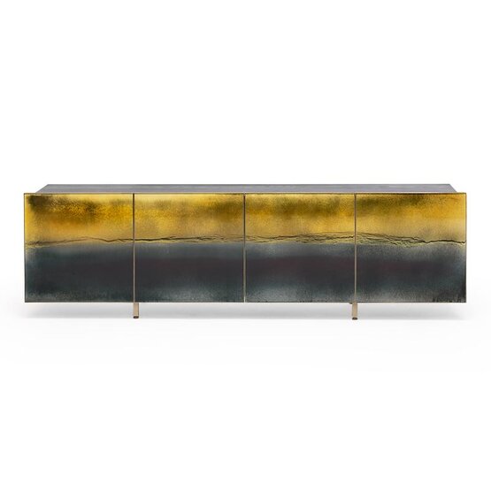 Aparador de Alcántara, Cuatro puertas revestidas de cristal extraclaro decoradas con acabado Etna