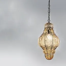 Linterna en color ámbar con acabados de acero rugoso