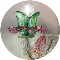 Cristal y plata con detalles en vidrio rosa y verde.